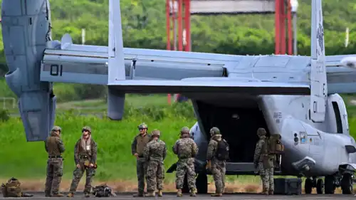 مشاة البحرية الأمريكية يفرغون الحمولة من طائرة V-22 Osprey في مطار خوسيه أبونتي دي لا توري في سيبا، بورتوريكو، في 13 سبتمبر.