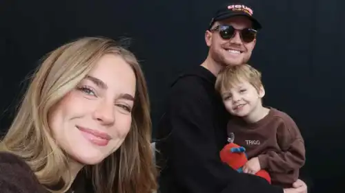 إميلي كايرز مع زوجها وطفلهما الراحل