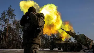 القوات الأوكرانية تطلق نيرانها باتجاه القوات الروسية