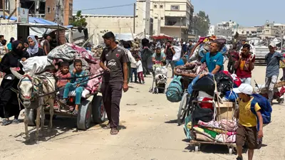 فلسطينيون يتنقلون مع أمتعتهم عقب أوامر إسرائيلية بإخلاء خان يونس في قطاع غزة