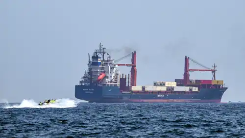 سفن تجارية تبحر في مضيق هرمز