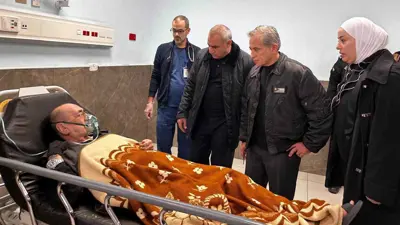 رئيس وزراء الأدرن جعفر حسان يتفقد مصابي الحادث