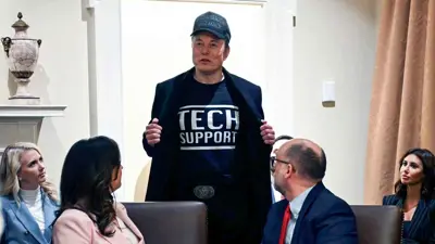 إيلون ماسك خلال حضوره الاجتماع الحكومي بالبيت الأبيض