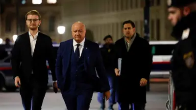 رئيس حزب الشعب كريستيان ستوكر (وسط)