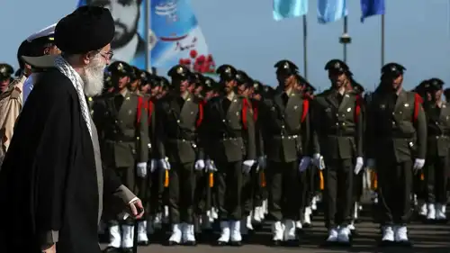 خامنئي خلال عرض عسكري