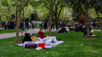 أتراك في الحدائق هربا من الزلزال