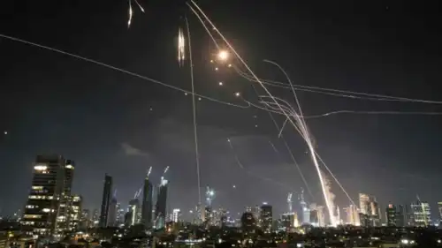 صواريخ إيرانية فوق تل أبيب