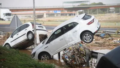  سيارات متكدسة بعد الفيضانات في فالنسيا