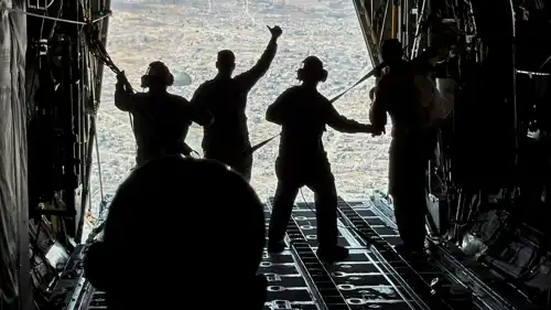 إلقاء مساعدات على غزة