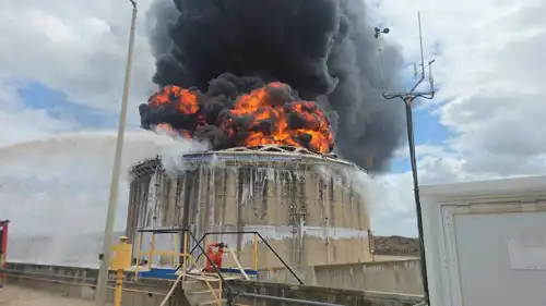 حريق في أحد خزانات الوقود التي استهدفتها إيران