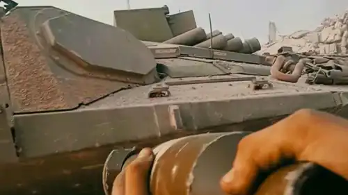 مقاتل في غزة يستهدف مدرعة إسرائيلية بعبوة ناسفة من النقطة صفر