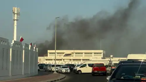 أعمدة الدخان تتصاعد من موقع القصف