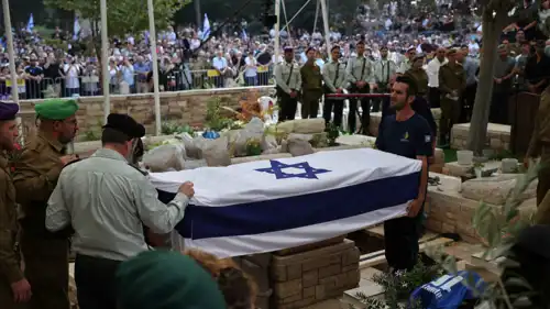 خلال تشييع أحد الرهائن الإسرائيليين