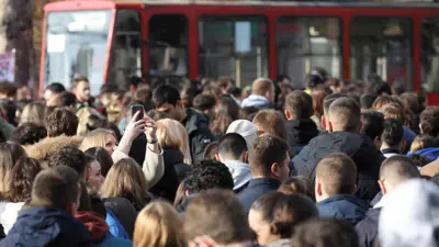 تجمع طلاب في صربيا بعد مقتل  15 ضحية لانهيار في محطة سكة حديد