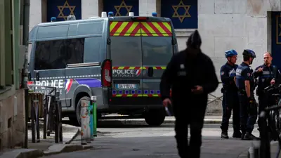 عناصر من الشرطة الفرنسية أمام معبد يهودي