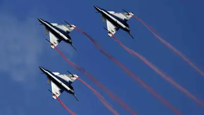 طائرات مقاتلة صينية من طراز (J-10) في استعراض جوي