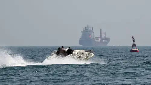 حاملة نفط تعبر مضيق هرمز