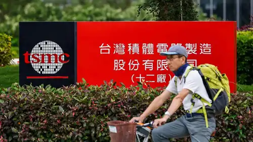 أمام شعار شركة تصنيع أشباه الموصلات التايوانية (TSMC) في هسينشو، تايوان، 16 إبريل 2025.