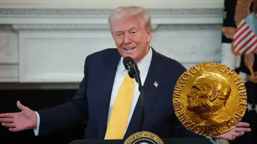 الرئيس الأمريكي دونالد ترامب مع شعار جائزة نوبل