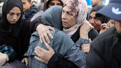 غزيات يبكين بعد قصف إسرائيلي أسفر عن ضحايا