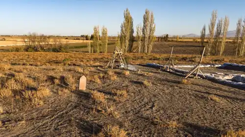 القبر المنعزل في منحدر تلال تشاتال هويوك الأثري في تركيا