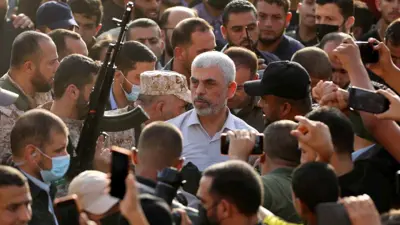 يحيى السنوار بين حشد جماهيري في غزة عام 2021