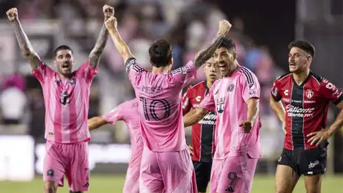 احتفال ميسي بعد الفوز على أطلس