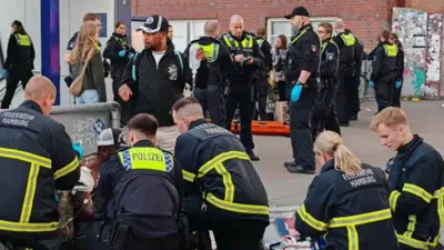 أفراد من الشرطة ومسعفون في موقع حادثة الطعن في هامبورغ