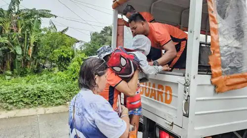 أثناء إجلاء الآلاف في المناطق الساحلية بالفلبين