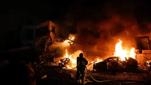 حريق بموقع أصابه صاروخ في تل أبيب