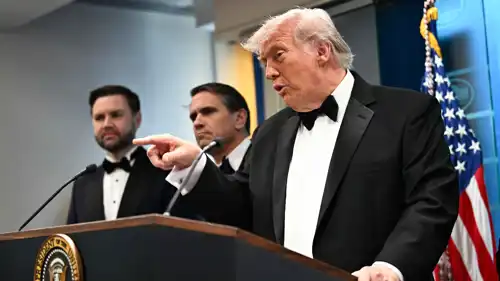 الرئيس الأمريكي دونالد ترامب وأعضاء من فريق إدارته