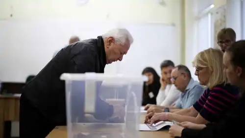 أحد الناخبين يدلي بصوته في انتخابات بلغاريا