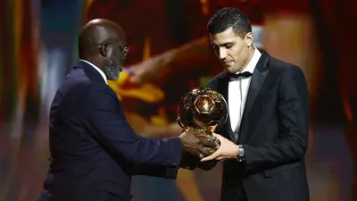 رودري يتسلم الكرة الذهبية