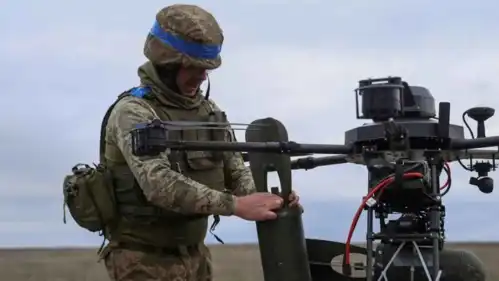 جندي أوكراني مع طائرة بدون طيار