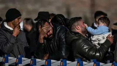 لاجئون سوريون ينتظرون عند معبر حدودي للدخول إلى سوريا