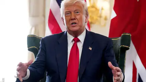 ترامب خلال لقائه ستارمر في منتجعه في اسكتلندا