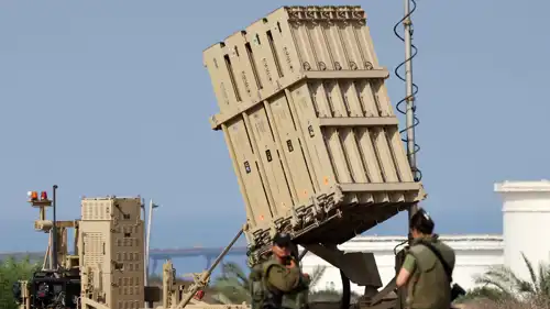 جنود إسرائيليون بجانب منظومة "القبة الحديدية"