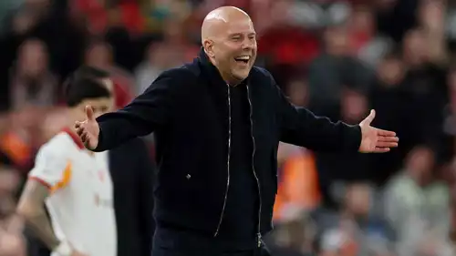 آرني سلوت سعيدًا بعد فوز ليفربول على غلطة سراي