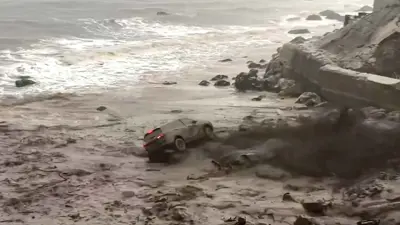 الانهيارات تجرف سيارة نحو البحر