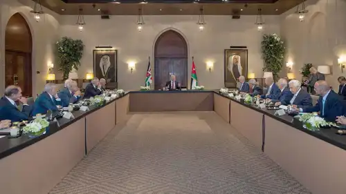 ملك الأردن عبدالله الثاني خلال لقائه رؤساء وزراء سابقين