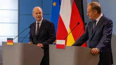 المستشار الألماني أولاف شولتس (يسار) ورئيس الوزراء البولندي دونالد تاسك