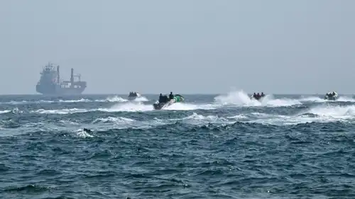 زوارق حربية إيرانية في مضيق هرمز