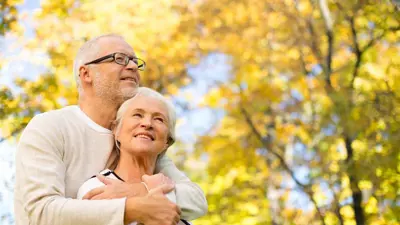 كبار في السن تحت الشمس