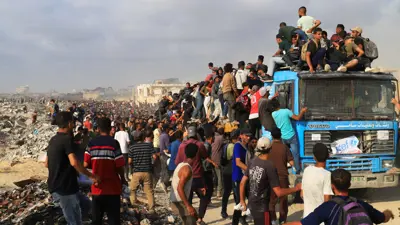 فلسطينيون أثناء تلقي إمدادات الإغاثة في غزة