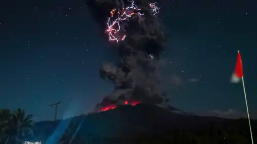 ثوران بركان جبل ليوتوبي لاكي - لاكي في إندونيسيا