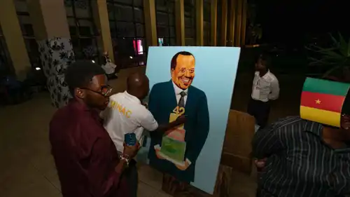 فنان يرسم صورة للرئيس الكاميروني بول بيا في ياوندي