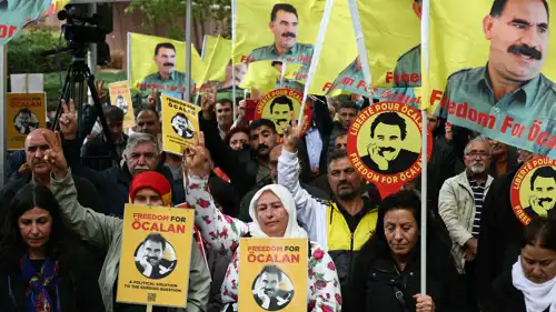 أنصار أوجلان يطالبون بإطلاق سراحه