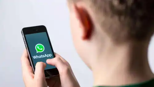 شعار واتساب على شاشة هاتف ذكي