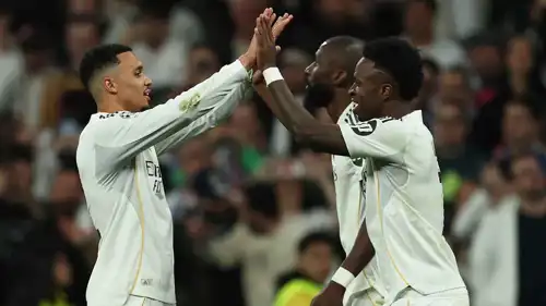 ترينت ألكسندر-أرنولد مع فينيسيوس جونيور