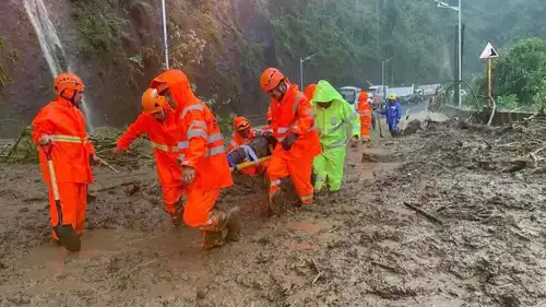 من آثار الإعصار المدمر غاراسا 